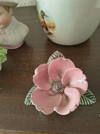 Figura de porcelana rosas y cesta