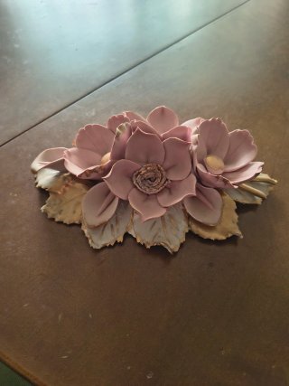 Figura de porcelana rosas y cesta