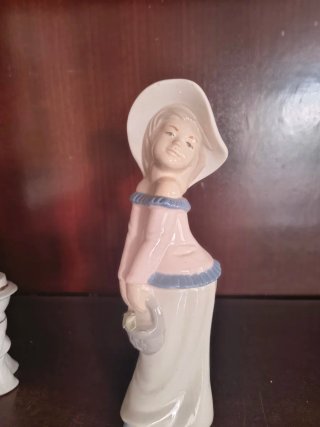 Figura de porcelana rosas y cesta