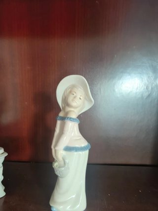Figura de porcelana rosas y cesta