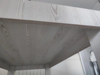 Mesa  blanca hecha a medida con patas desmontables