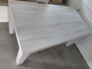 Mesa  blanca hecha a medida con patas desmontables