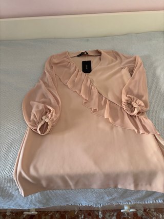Vestido corto rosa con volantes
