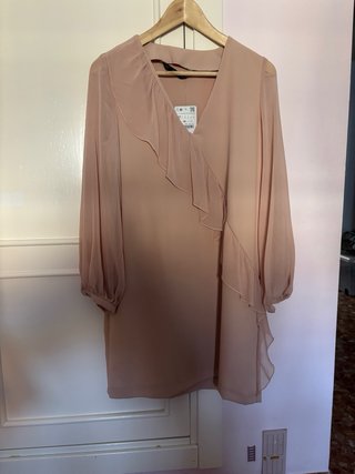 Vestido corto rosa con volantes