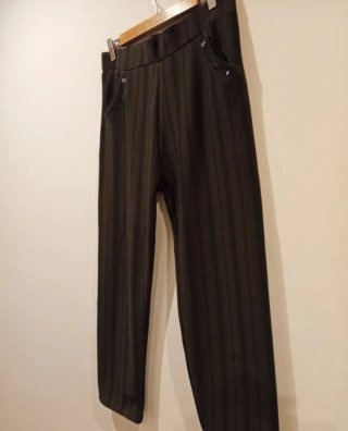 Pantalón mujer rayas en tonos gris,negro y marrón.