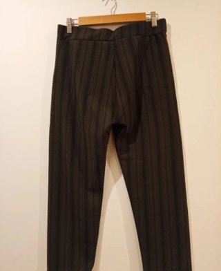 Pantalón mujer rayas en tonos gris,negro y marrón.