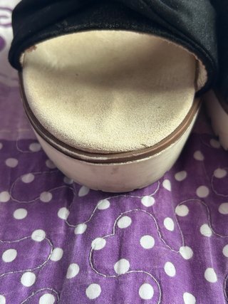 Sandalias negras y beige