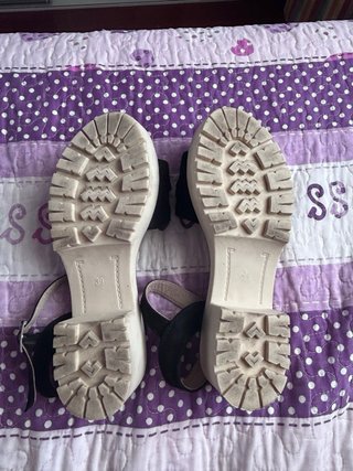 Sandalias negras y beige