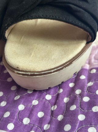 Sandalias negras y beige