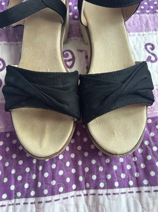 Sandalias negras y beige