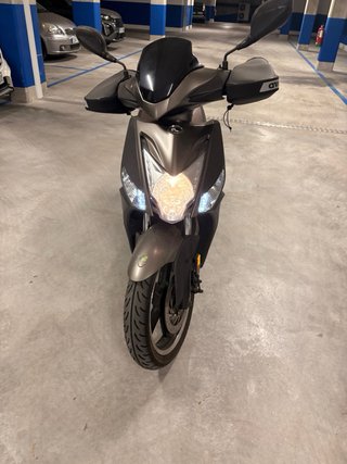 Moto Scooter Gris