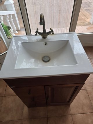 Mueble de baño con lavabo de madera