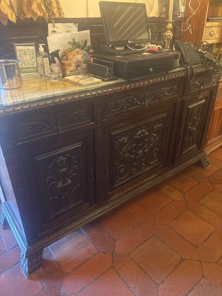Mueble de madera con detalles tallados