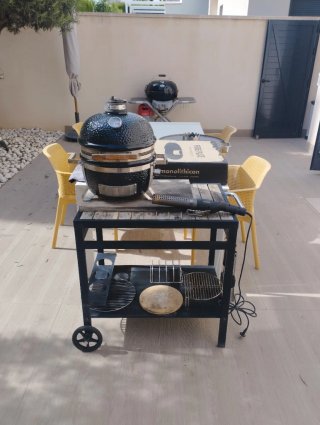 Kamado Monolith Icon BBQ Negro con plancha grande