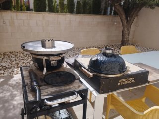 Kamado Monolith Icon BBQ Negro con plancha grande