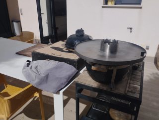 Kamado Monolith Icon BBQ Negro con plancha grande