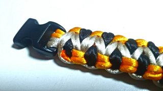 Pulsera trenzada tricolor
