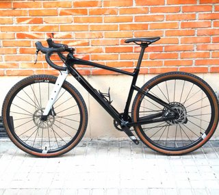 GRAVEL BMC URS CARBON SEMINUEVA 2025. Talla M
