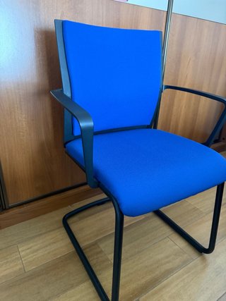 Silla de oficina azul y negra