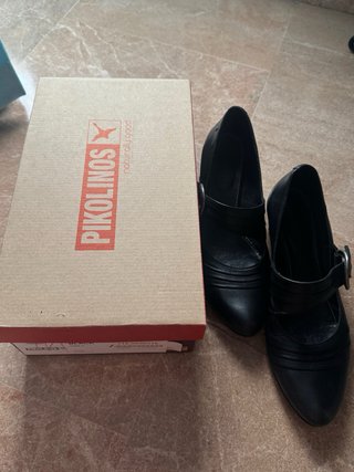 Pikolinos tacón bajo negro hebilla de piel