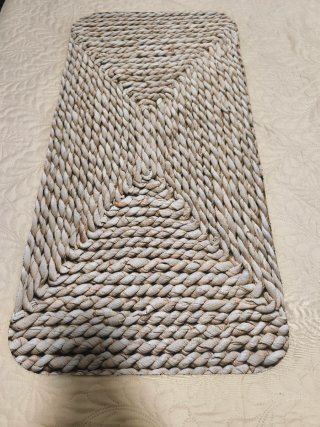 Alfombra de baño de yute y toallas