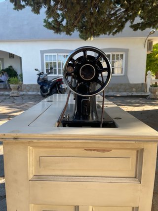 Máquina de coser Sigma con mueble