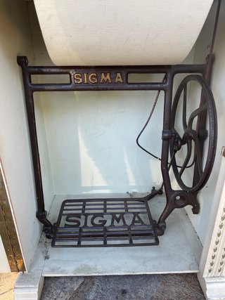 Máquina de coser Sigma con mueble