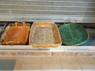 Cestas de mimbre y madera