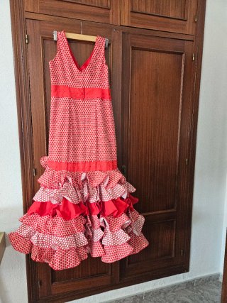 Traje de flamenca rojo y blanco