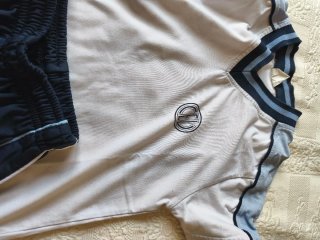 Conjunto camiseta y pantalón corto deportivo.