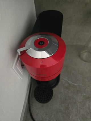 Cafetera Nespresso Vertuo Roja