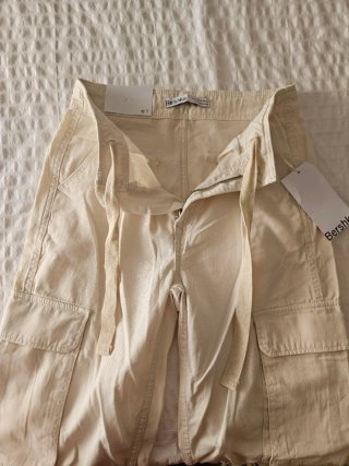 Pantalón cargo Bershka beige