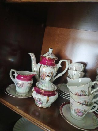 Juego de porcelana china con detalles dorados