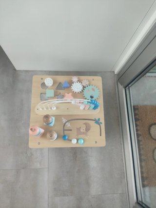 Mesa de actividades para bebé
