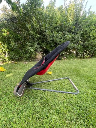Hamaca BabyBjörn bebé reversible rojo o negro