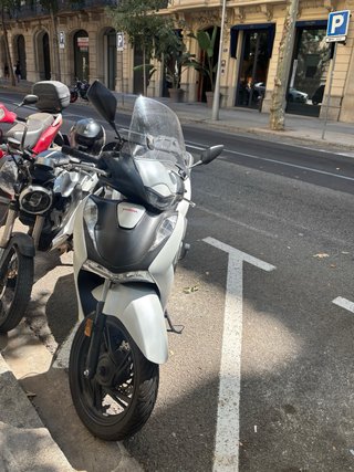 Honda SH125i Scooter Negra y Blanca