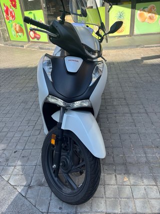 Honda SH125i Scooter Negra y Blanca