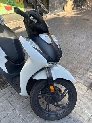 Honda SH125i Scooter Negra y Blanca