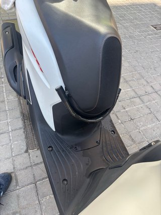 Honda SH125i Scooter Negra y Blanca