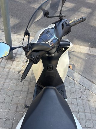 Honda SH125i Scooter Negra y Blanca