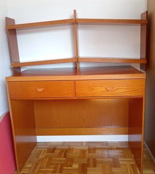 Escritorio madera con repisa,