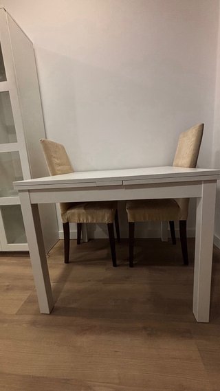Mesa comedor extensible blanca.