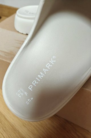Chanclas color crema plataforma Primark nuevas