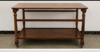 Mesa de caoba con ruedas y estante inferior