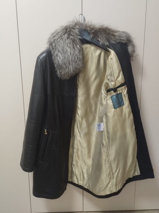 Chaquetón largo de piel y cuello de pelo de zorro