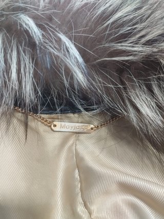 Chaquetón largo de piel y cuello de pelo de zorro