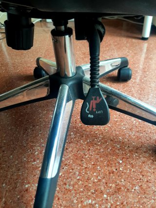 Silla de oficina ergonómica negra