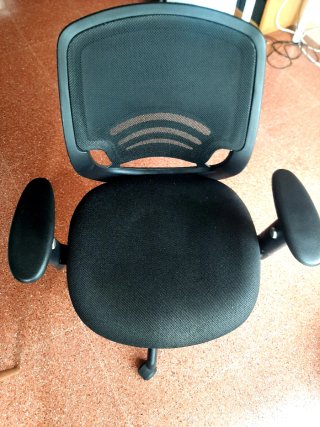 Silla de oficina ergonómica negra