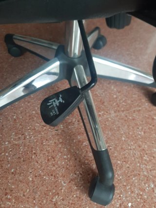 Silla de oficina ergonómica negra
