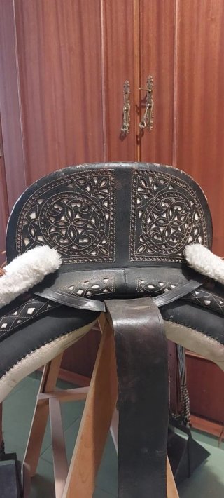 Silla de montar de cuero y borrego.